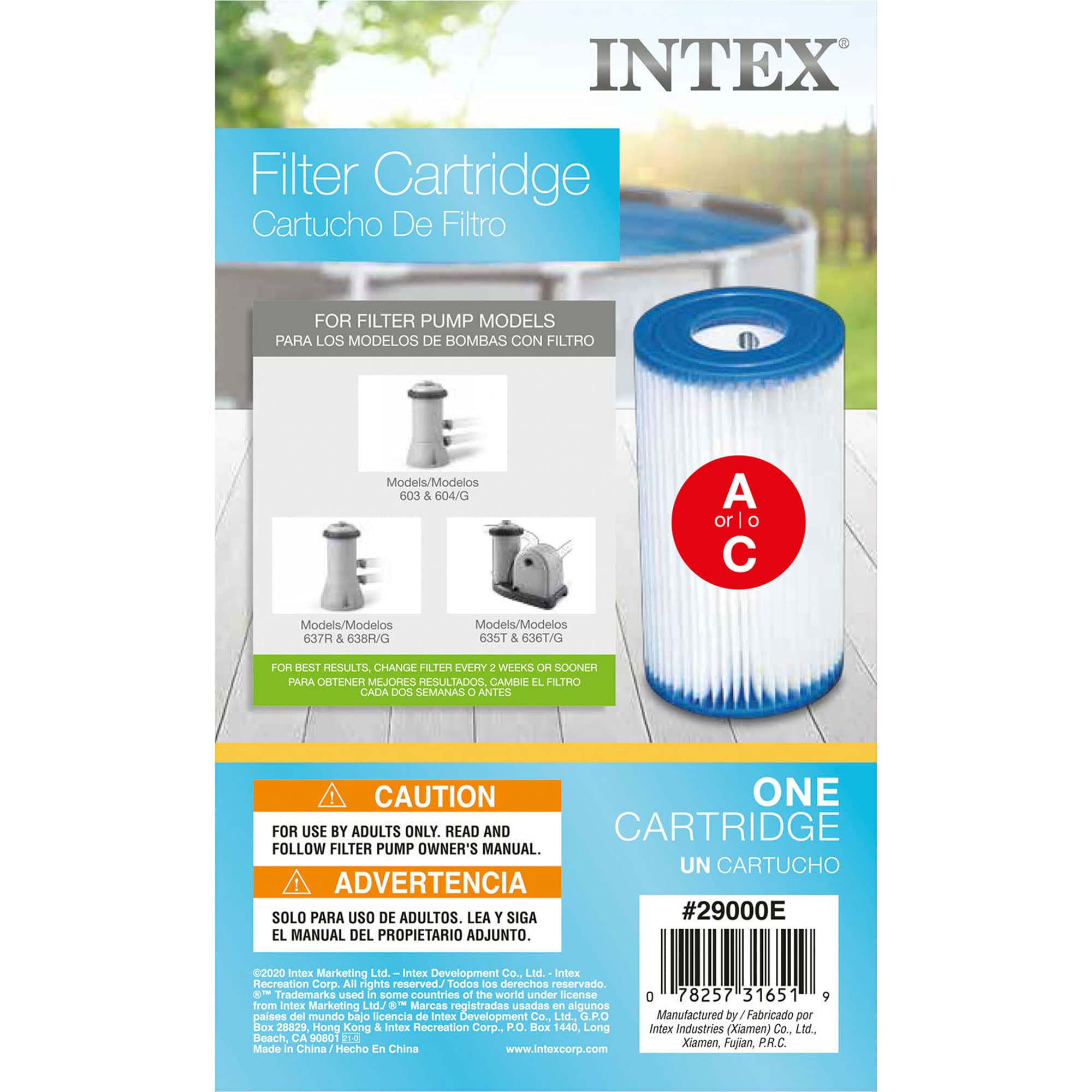 Intex cartucho en piscina familiar mostrando agua más limpia y mantenimiento fácil