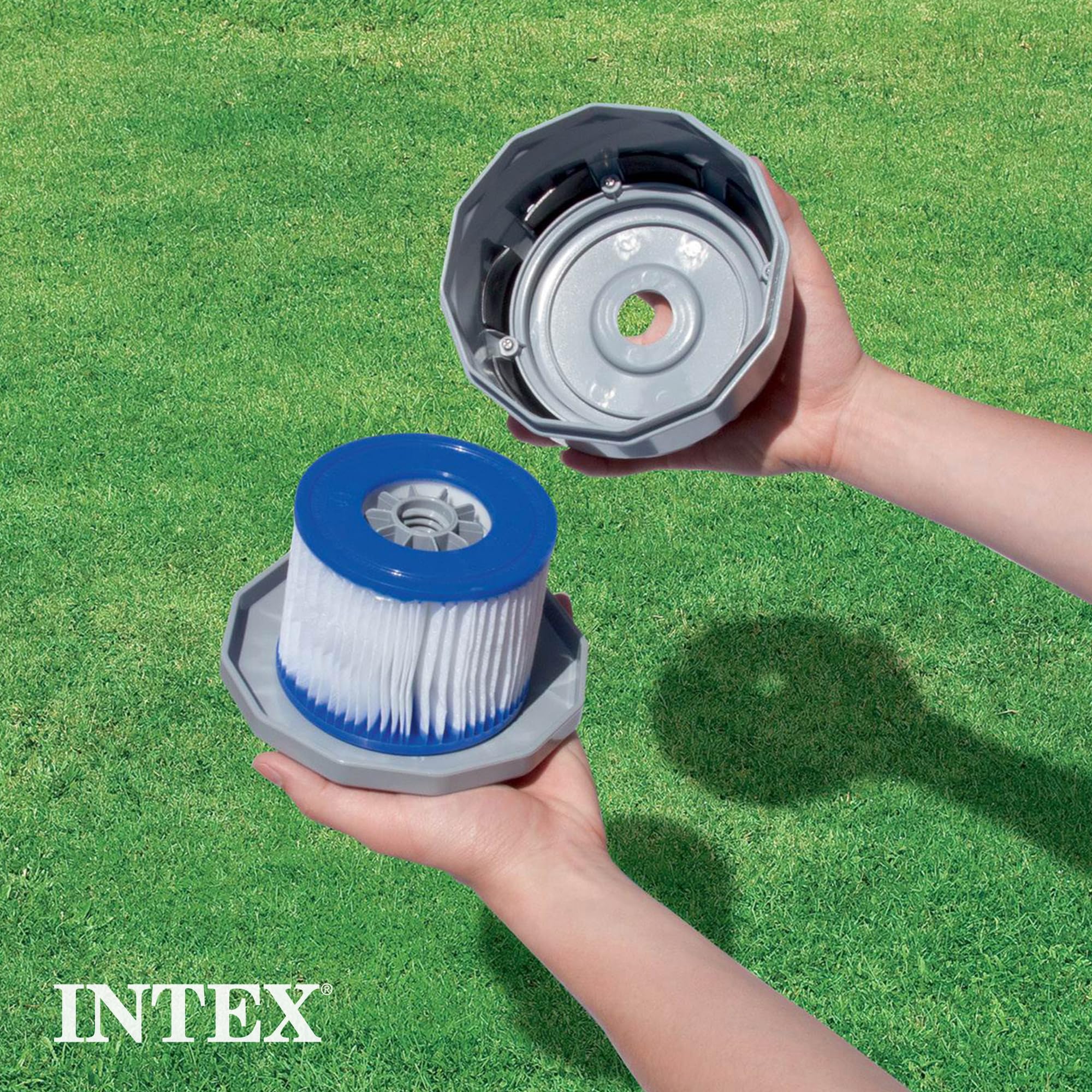Intex cartucho instalado en bomba demostrando facilidad de uso