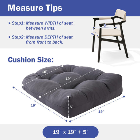 IPYNBAP cojín colocado en silla de mimbre mostrando confort y estilo