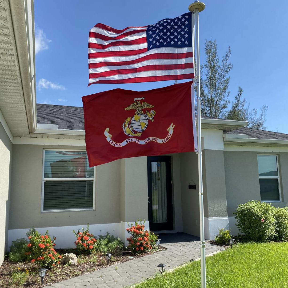 Jayus bandera USMC en fachada de casa mostrando uso decorativo y conmemorativo