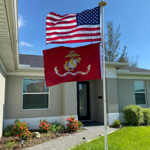 Jayus bandera USMC en fachada de casa mostrando uso decorativo y conmemorativo