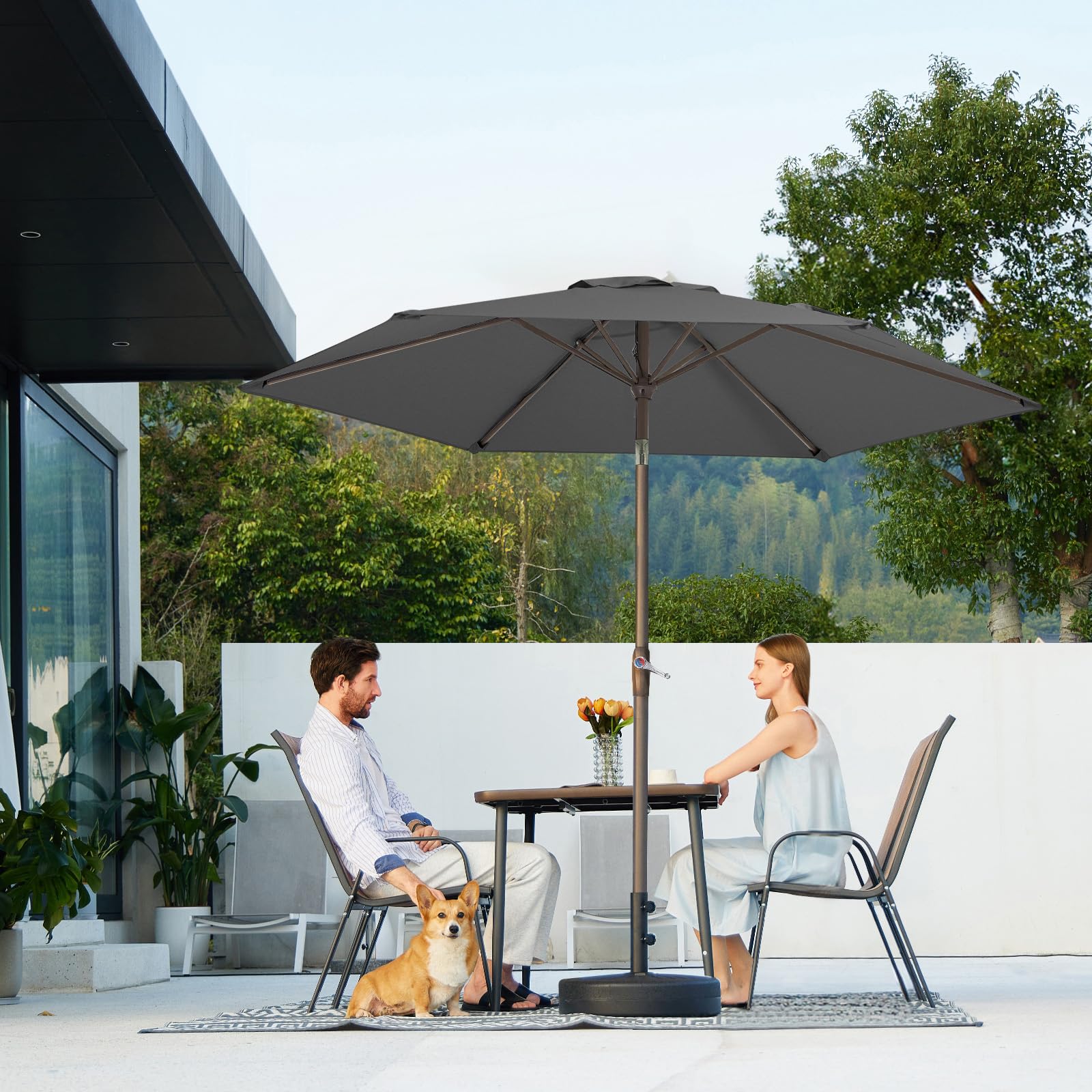 JEAREY escena de terraza con sombrilla integrando decoración exterior
