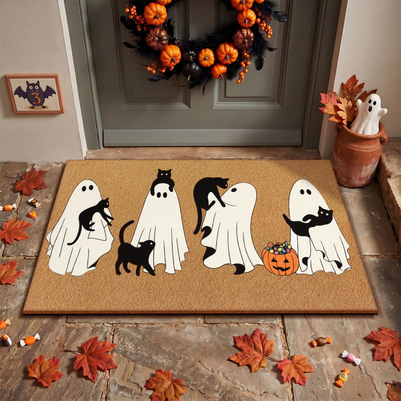 Jenaai felpudo en porche decorado creando ambiente acogedor de Halloween