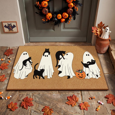 Jenaai felpudo en porche decorado creando ambiente acogedor de Halloween