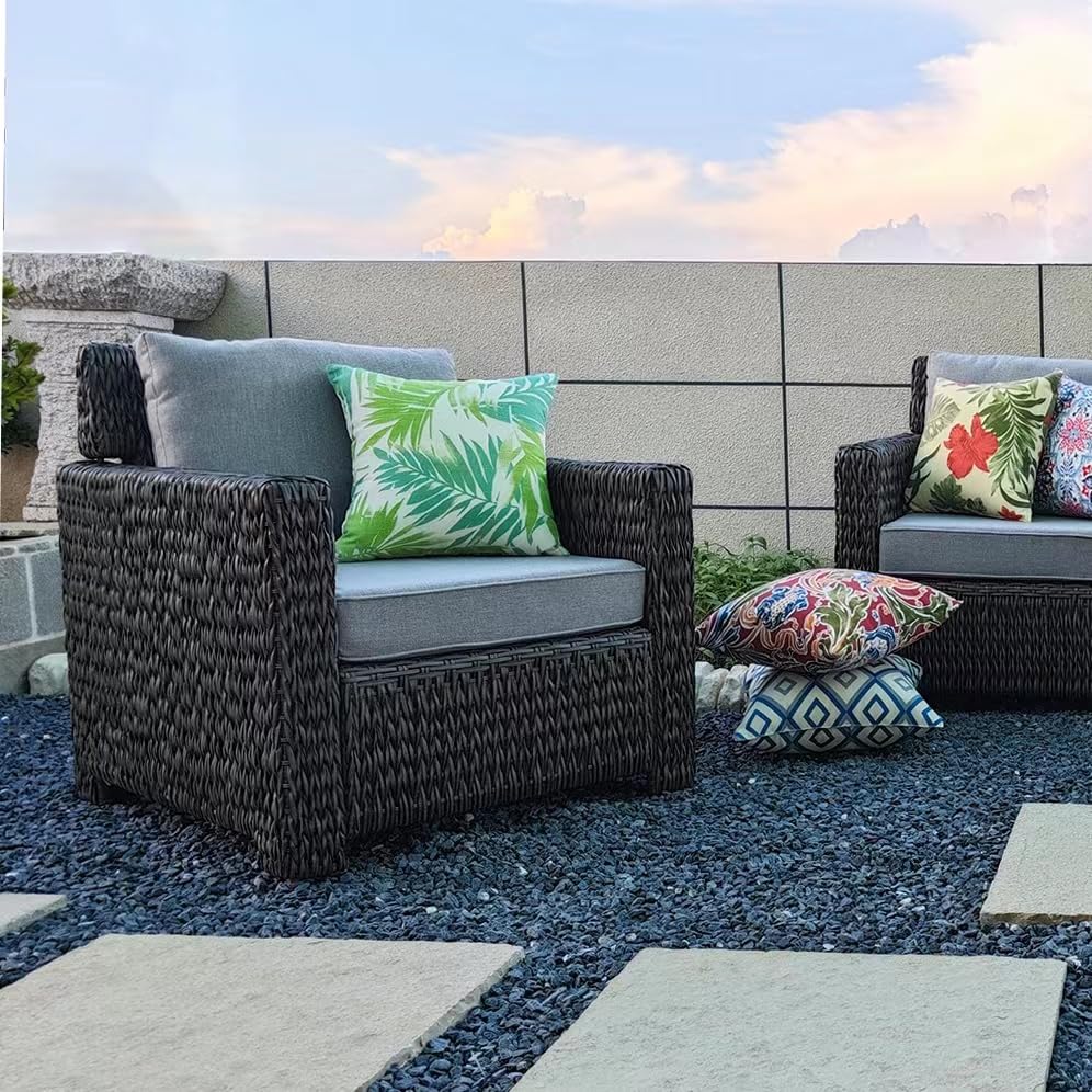 JMGBird cojines en terraza junto a piscina aportando ambiente costero y frescura