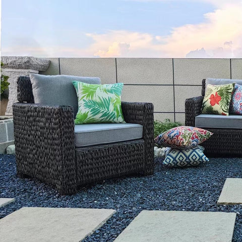 JMGBird cojines en terraza junto a piscina aportando ambiente costero y frescura