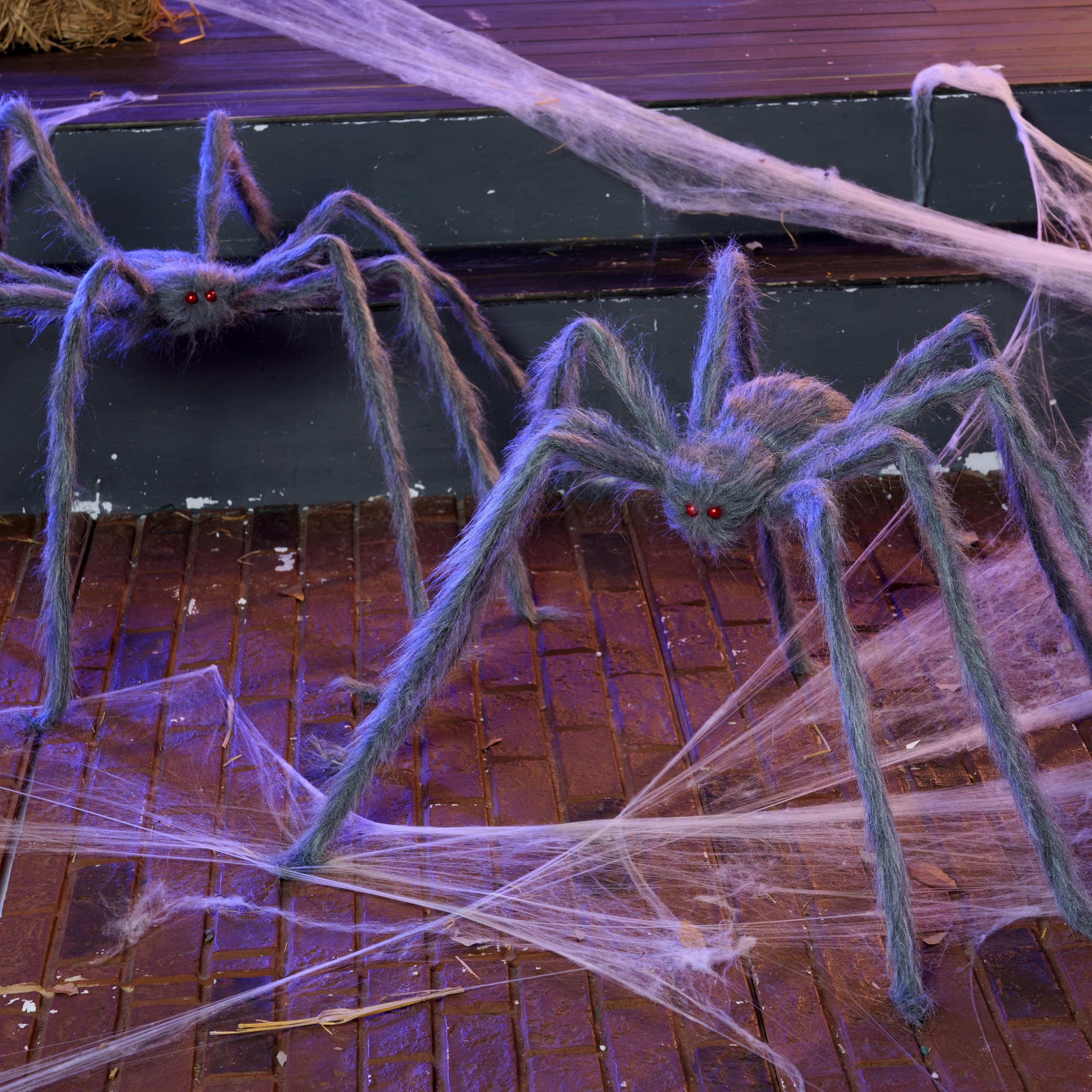 JOYIN araña colgada en porche creando efecto sorpresa