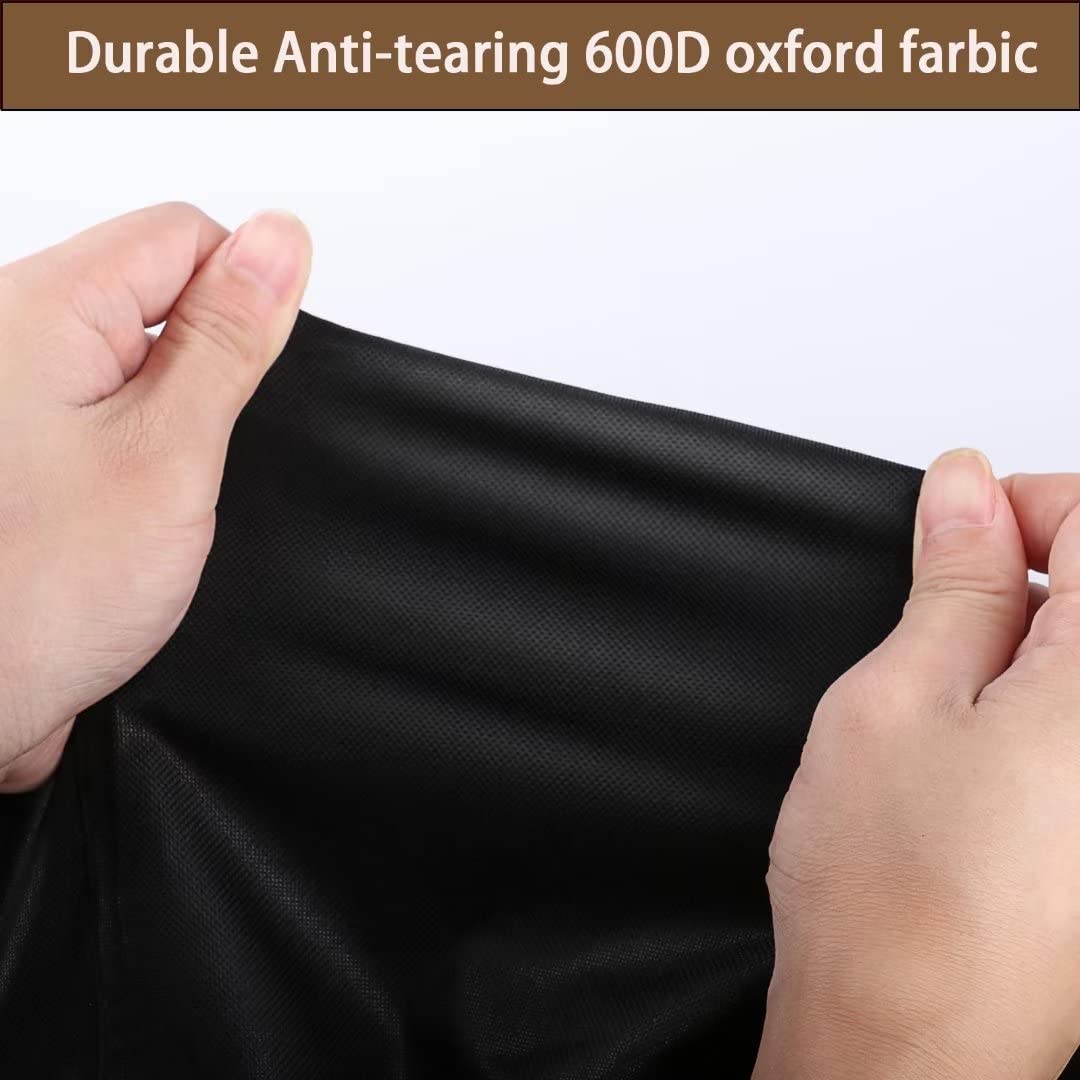 Jungda funda puesta sobre mesa auxiliar en un balcón funcional