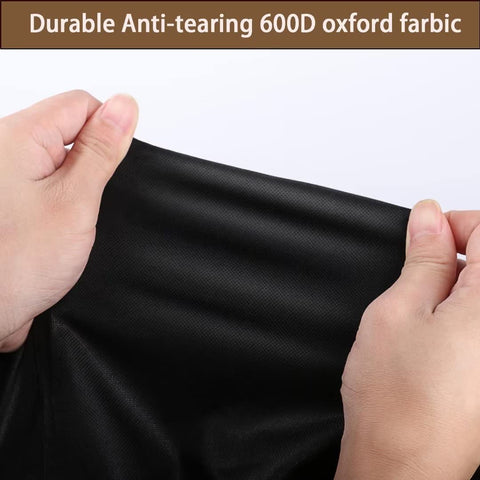 Jungda funda puesta sobre mesa auxiliar en un balcón funcional