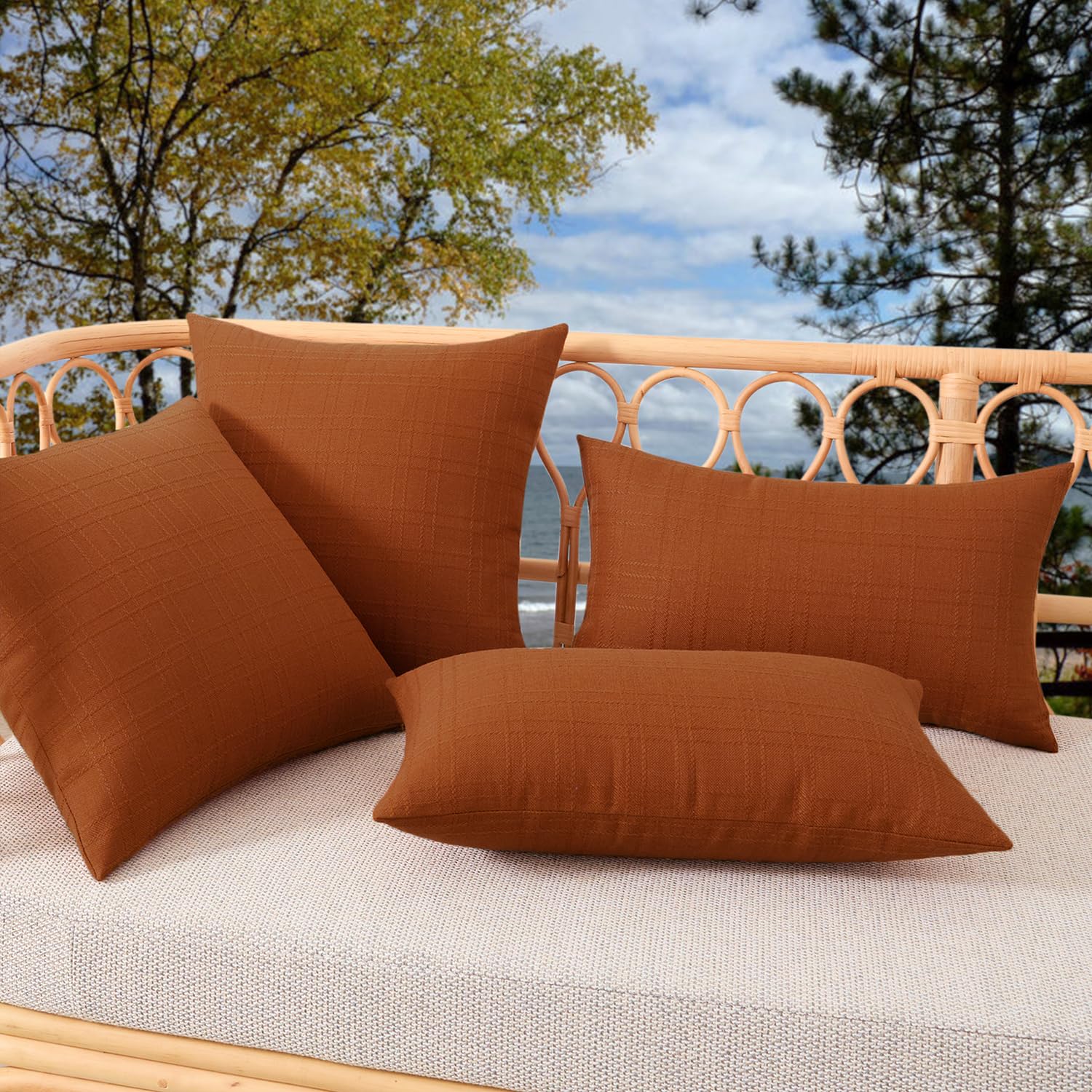 K KEVIN TEXTILE junto a piscina mostrando resistencia a salpicaduras