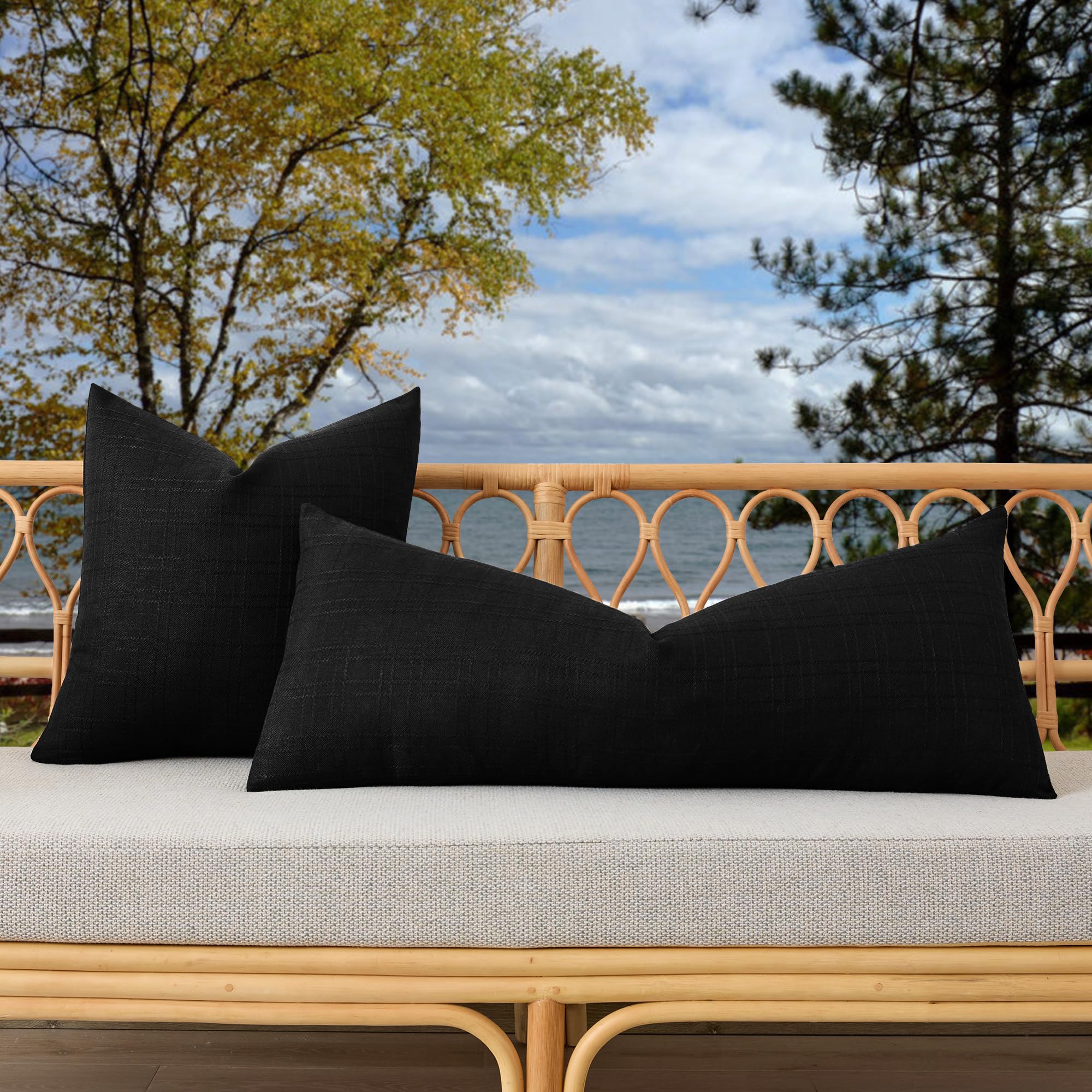 K KEVIN TEXTILE funda usada en un sillón de exterior junto a la piscina, resistente a salpicaduras