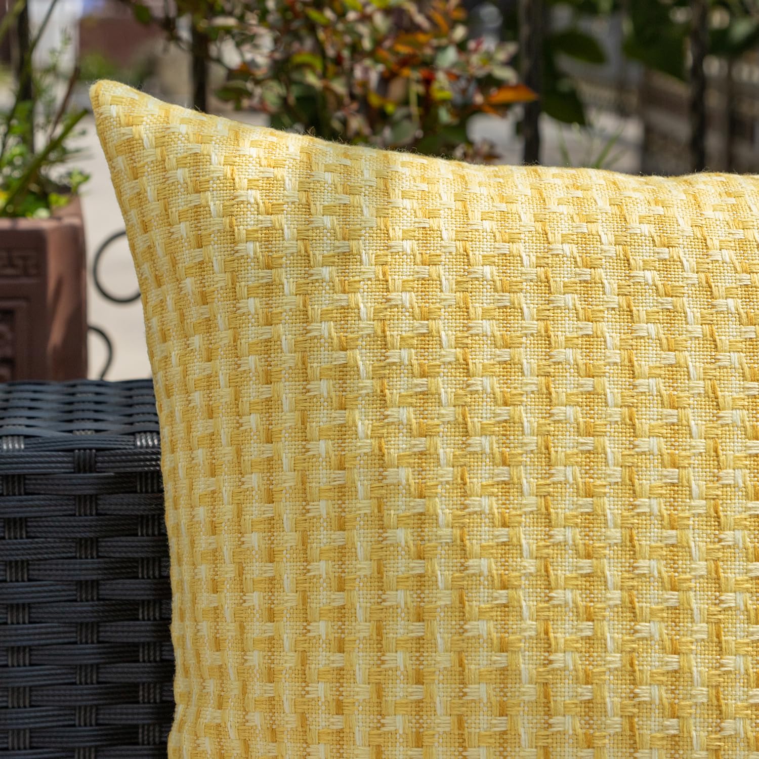 K KEVIN TEXTILE funda colocada en sofá de terraza, resistencia a uso exterior