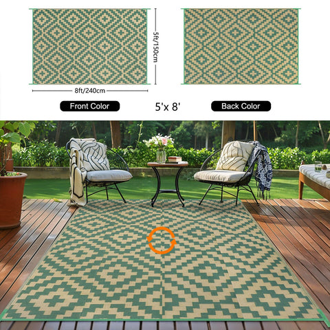 Kalafun alfombra colocada en patio con muebles demostrando durabilidad
