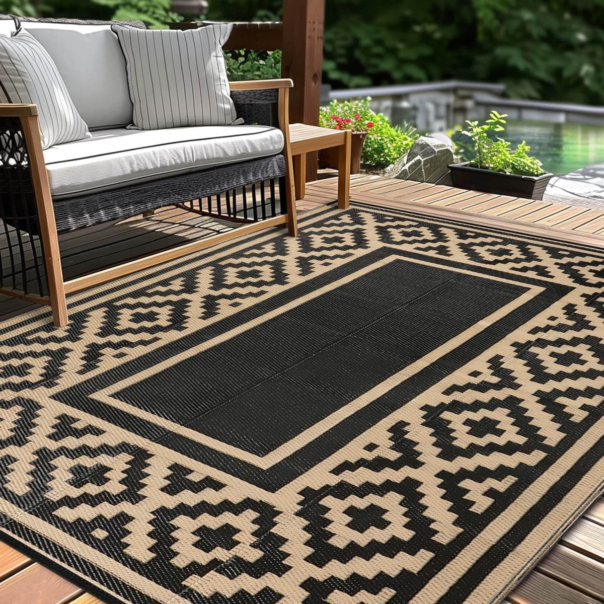 Kalafun alfombra exterior vista frontal con rayas negro marrón y look moderno