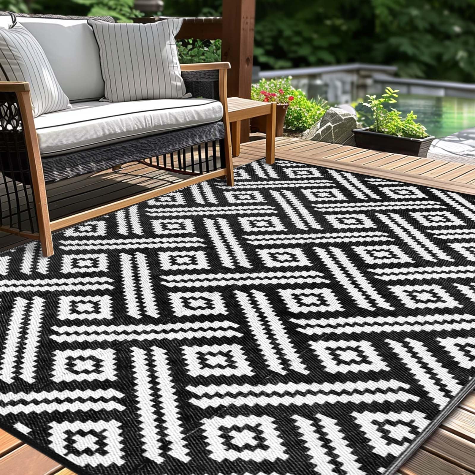 Kalafun vista frontal de la alfombra exterior con diseño negro y blanco, aporta estilo