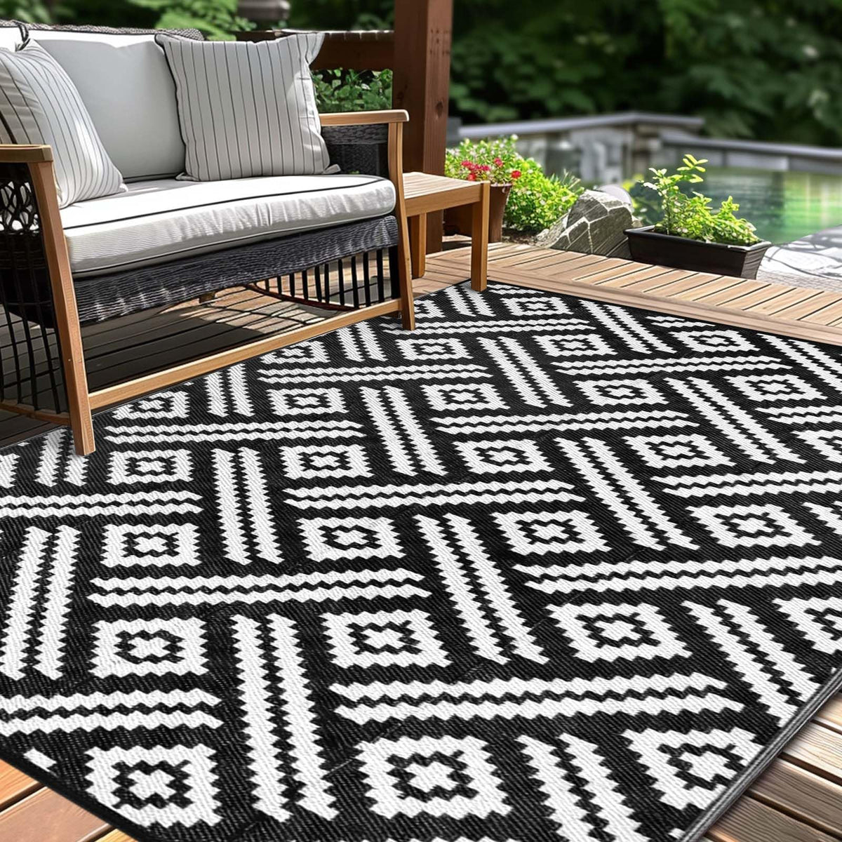 Kalafun vista frontal de la alfombra exterior con diseño negro y blanco, aporta estilo
