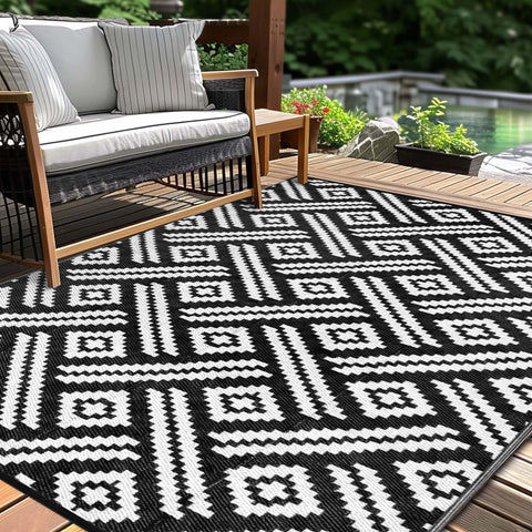 Kalafun vista frontal de la alfombra exterior con diseño negro y blanco, aporta estilo