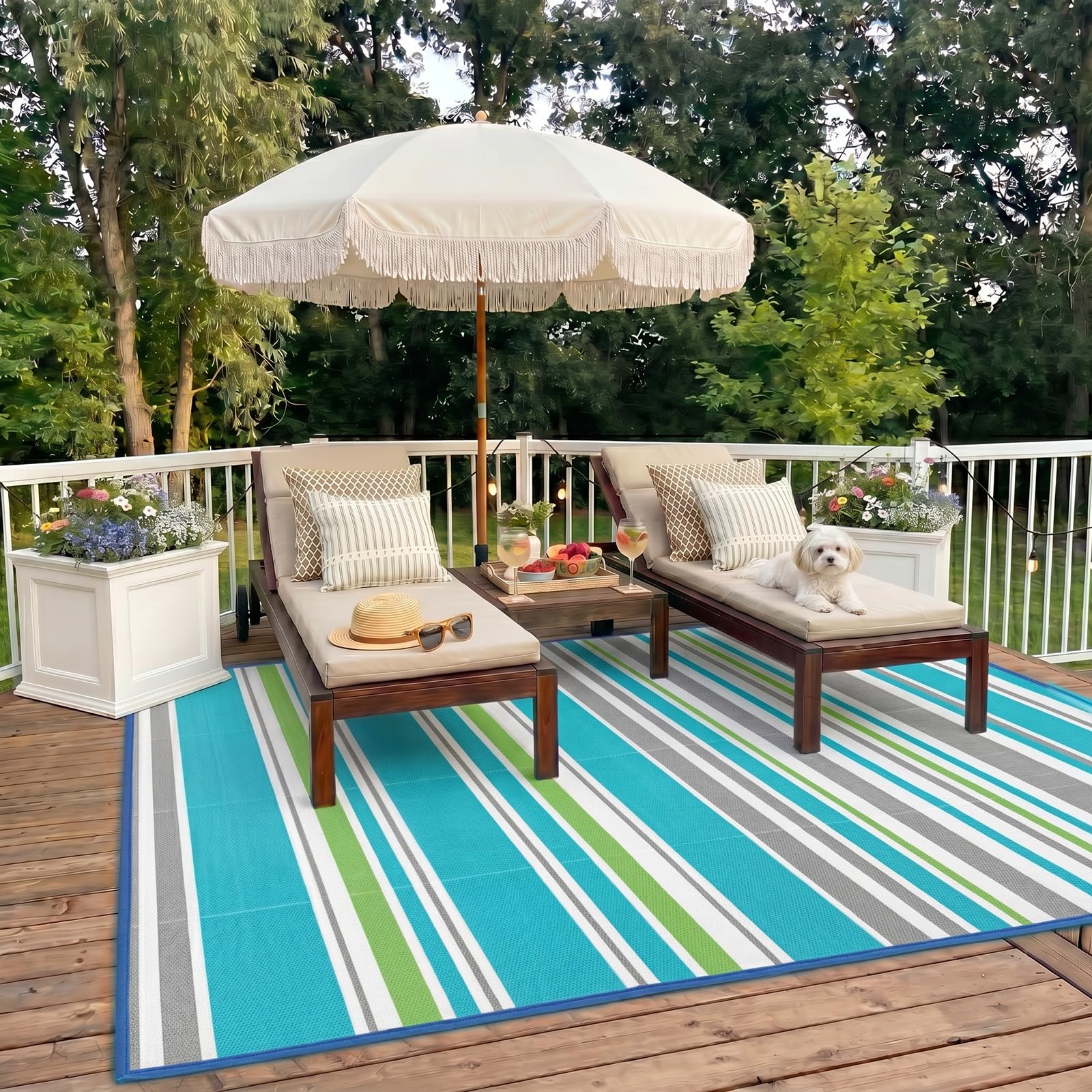 Kalafun alfombra colocada en patio con muebles, añade estilo y protección