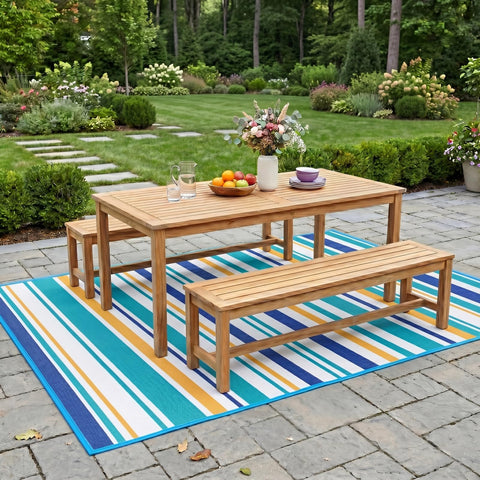 Kalafun ambiente exterior con plantas y cojines que ilustra estilo costero y acogedor