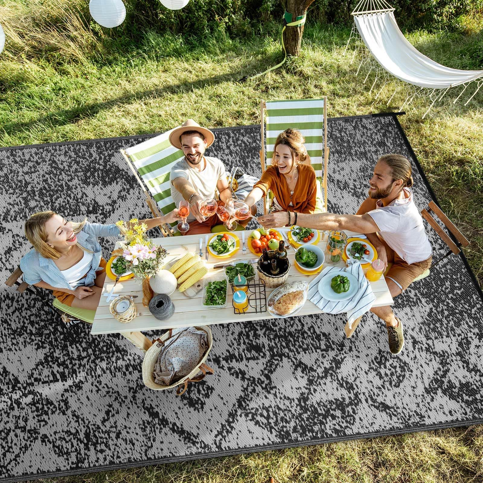 Kalafun comparación de tamaño 5x8 ft junto a mobiliario para escala