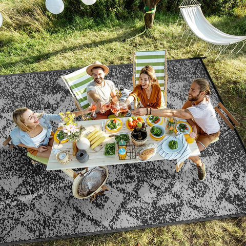 Kalafun comparación de tamaño 5x8 ft junto a mobiliario para escala