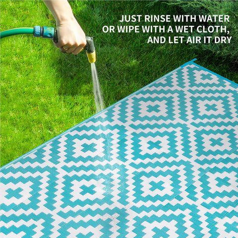 Kalafun colocada bajo mesa y sillas mostrando durabilidad en patio