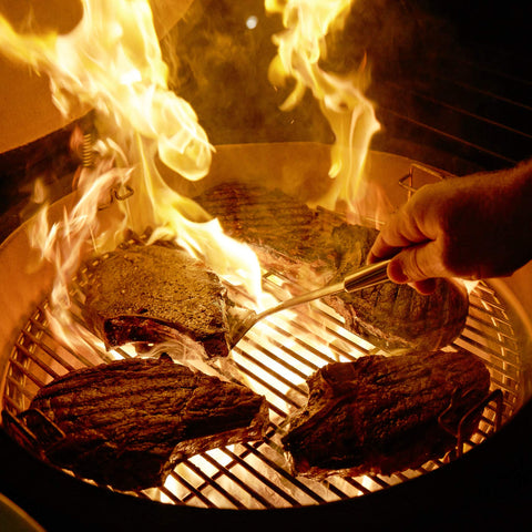 Kamado Joe ambiente exterior con parrilla encendida mostrando uso limpio y sin olores