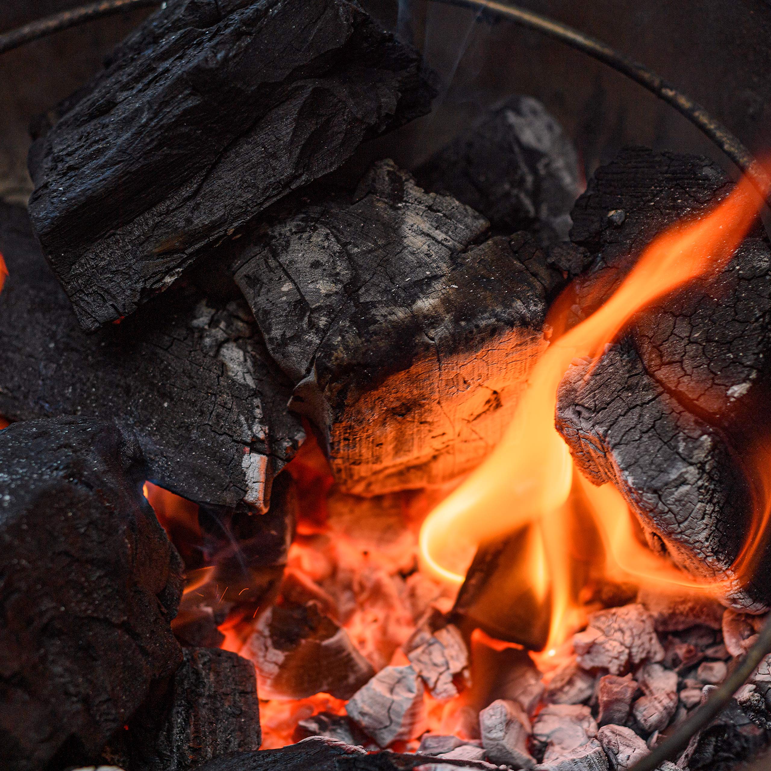 Kamado Joe cubo en mano para comparar tamaño y facilidad de dosificación segura