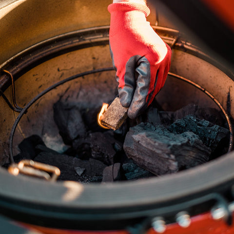 Kamado Joe primer plano de textura del cubo mostrando parafina pura y fácil manejo