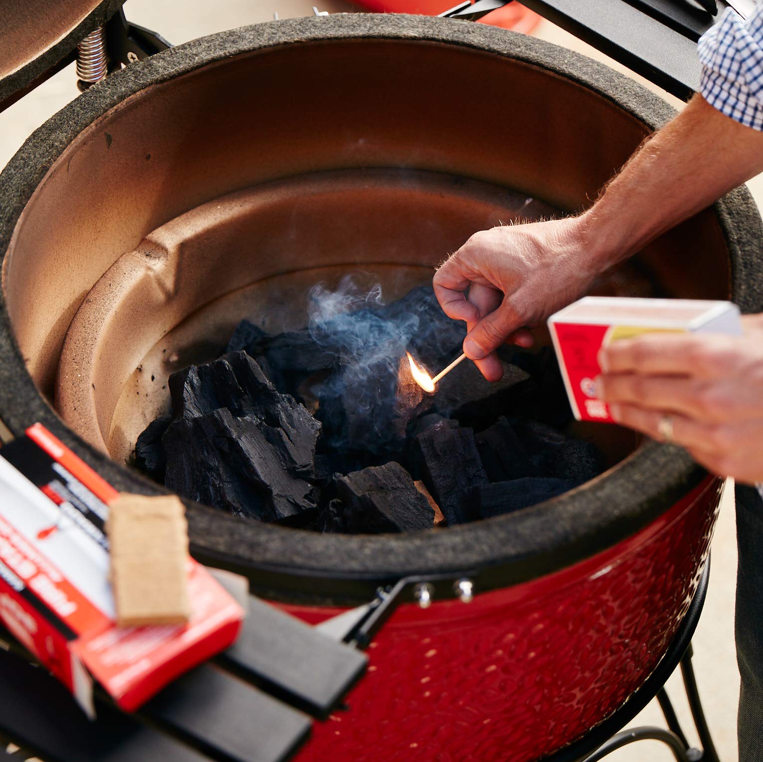 Kamado Joe cubo encendido bajo carbón en parrilla demostrando encendido rápido