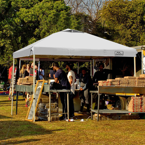 KAMPKEEPER cubierta instalada en evento al aire libre protegiendo visitantes