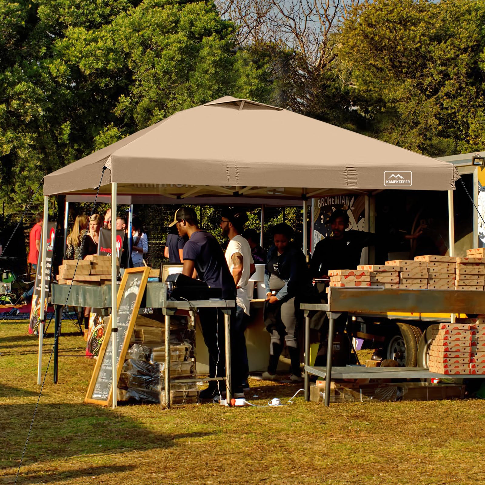 KAMPKEEPER techo instalado en evento al aire libre protección UV