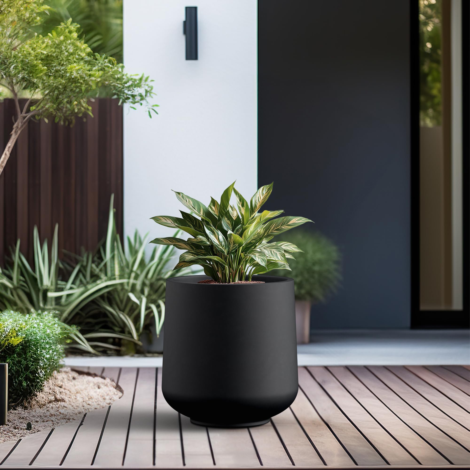 Kante maceta con planta en patio demostrando su presencia decorativa