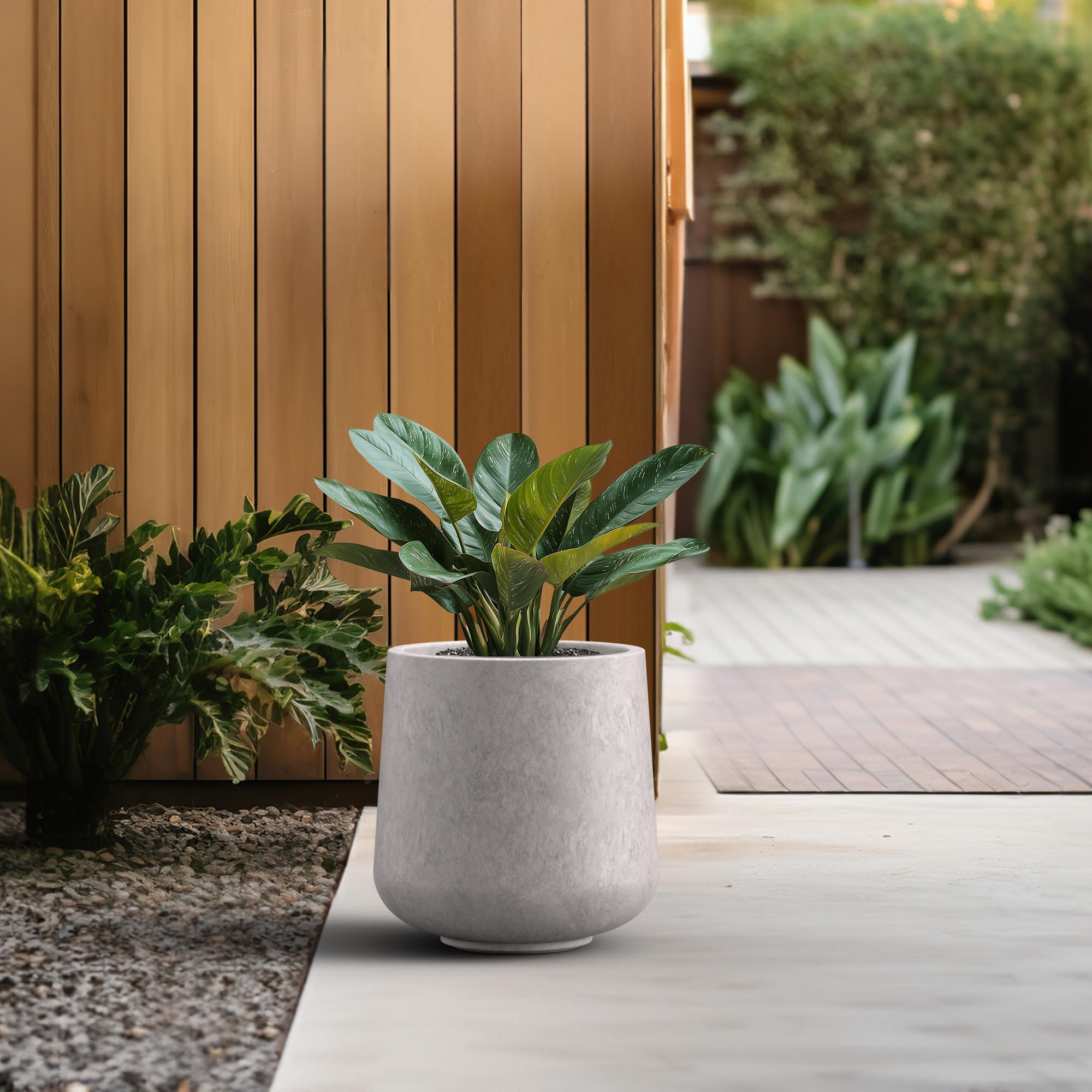 Kante maceta en patio con planta que realza terraza y resistencia