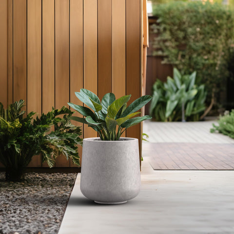 Kante maceta en patio con planta que realza terraza y resistencia