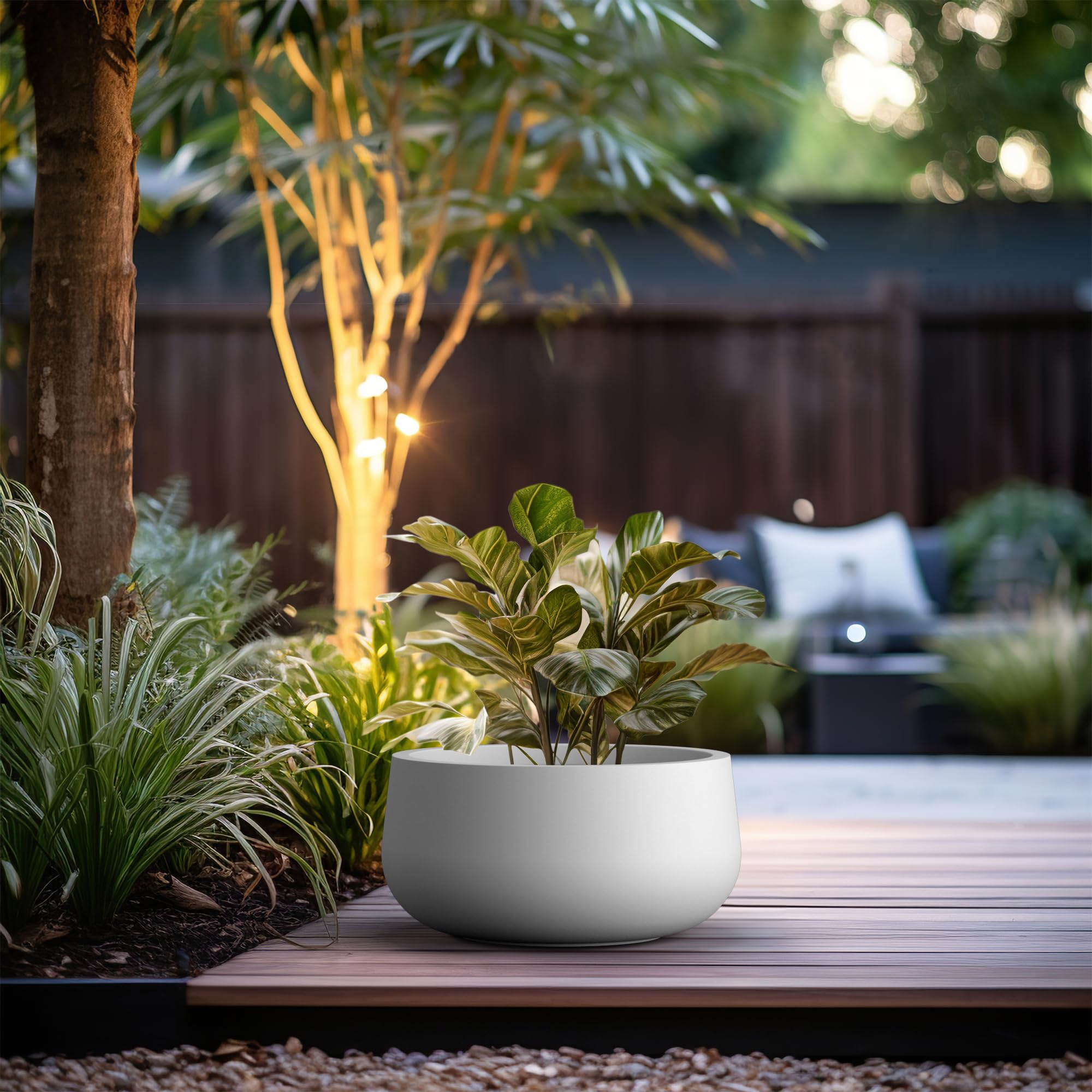Kante maceta colocada en terraza mostrando integración decorativa exterior