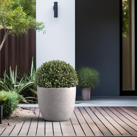 Kante maceta en uso en entrada realza plantas y bienvenida exterior