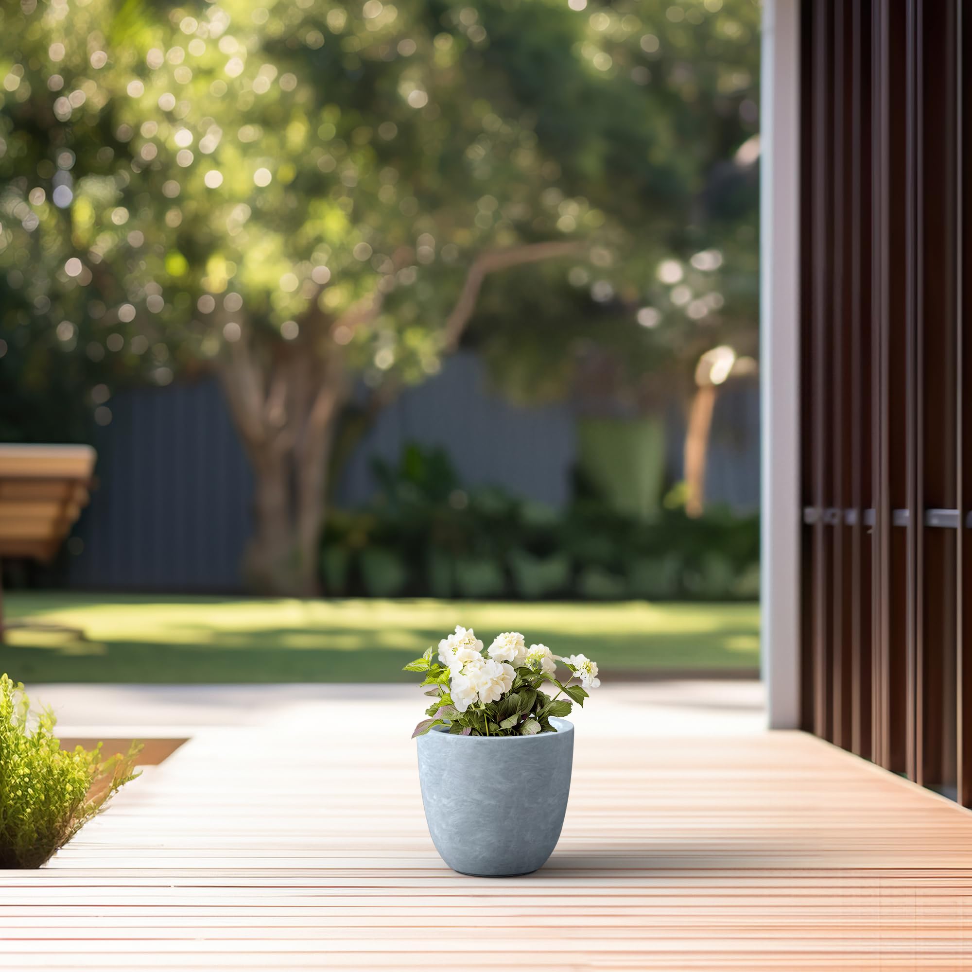Kante maceta en uso sobre patio realzando plantas y decoración exterior