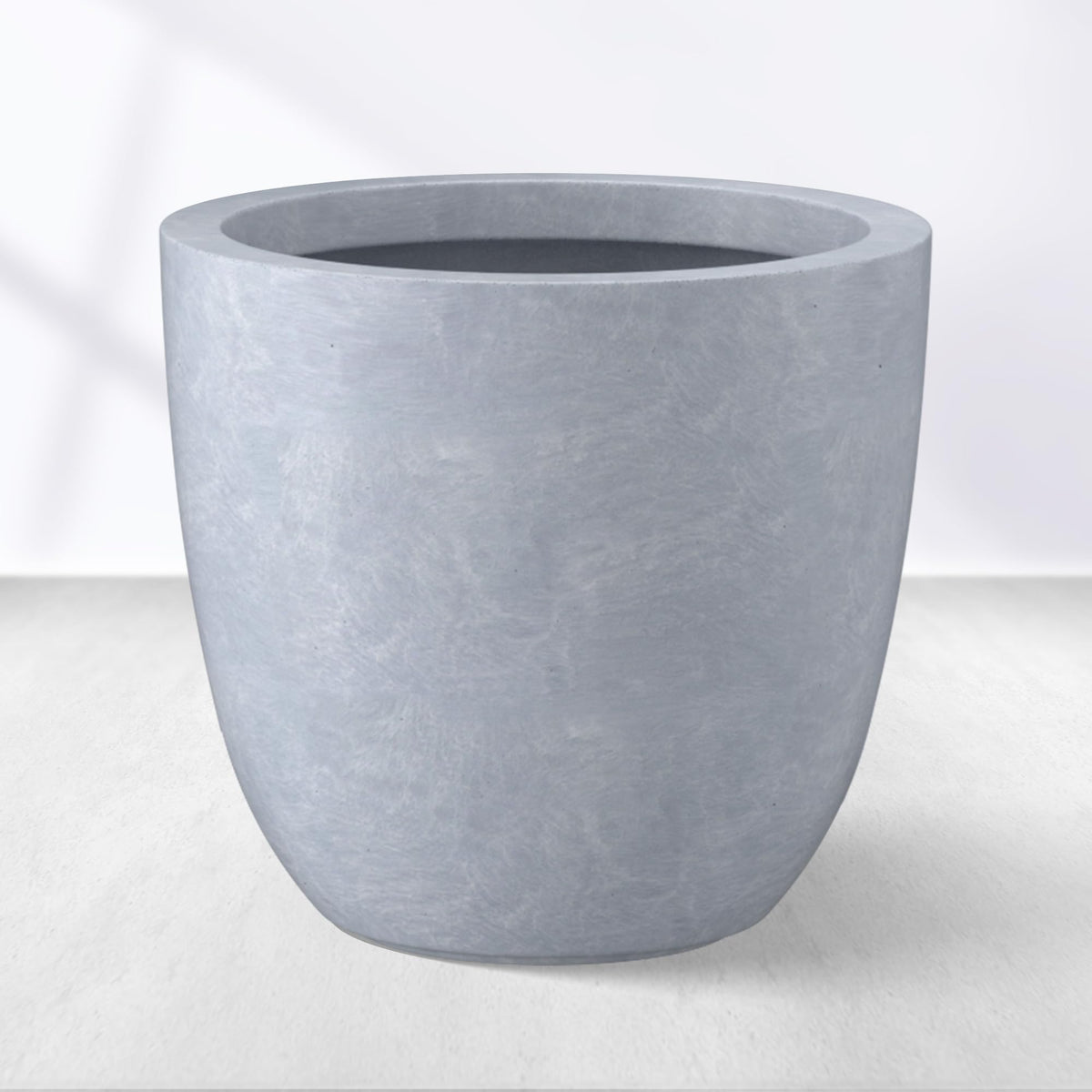 Kante maceta frontal azul gris mostrando diseño elegante y versatilidad