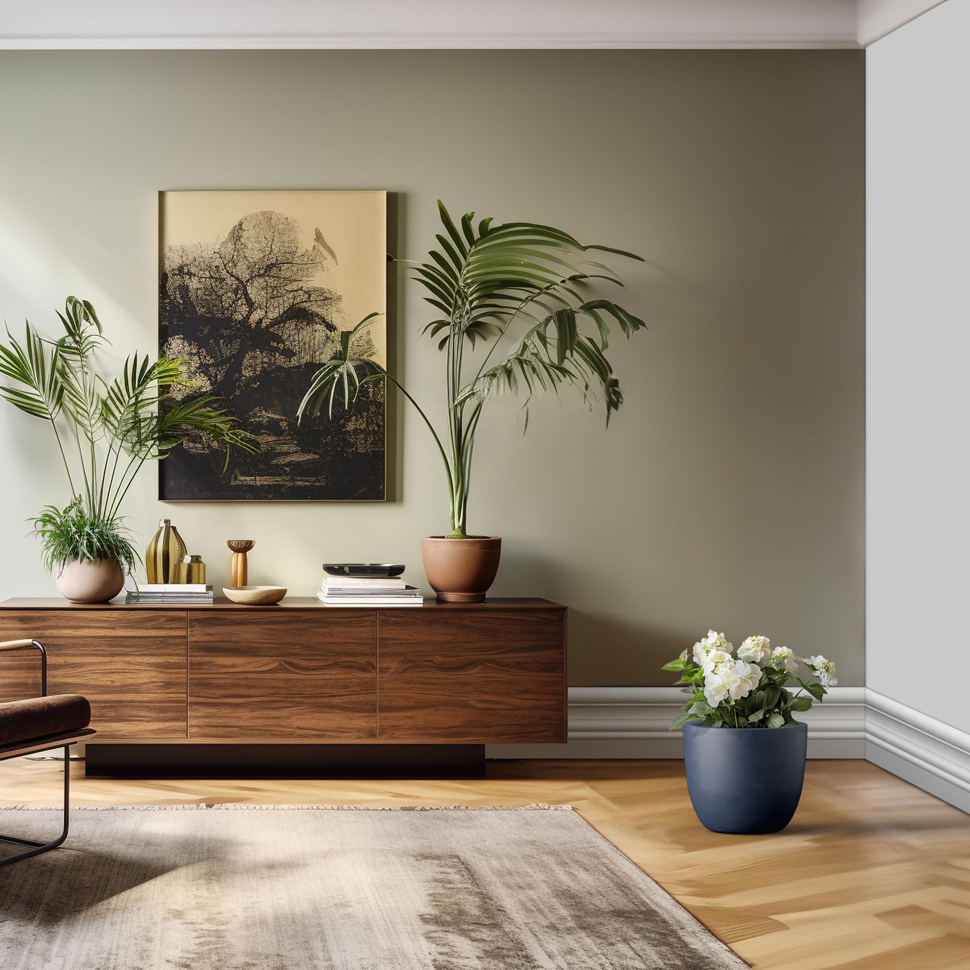 Kante maceta en salón junto a planta grande, facilita decoración interior