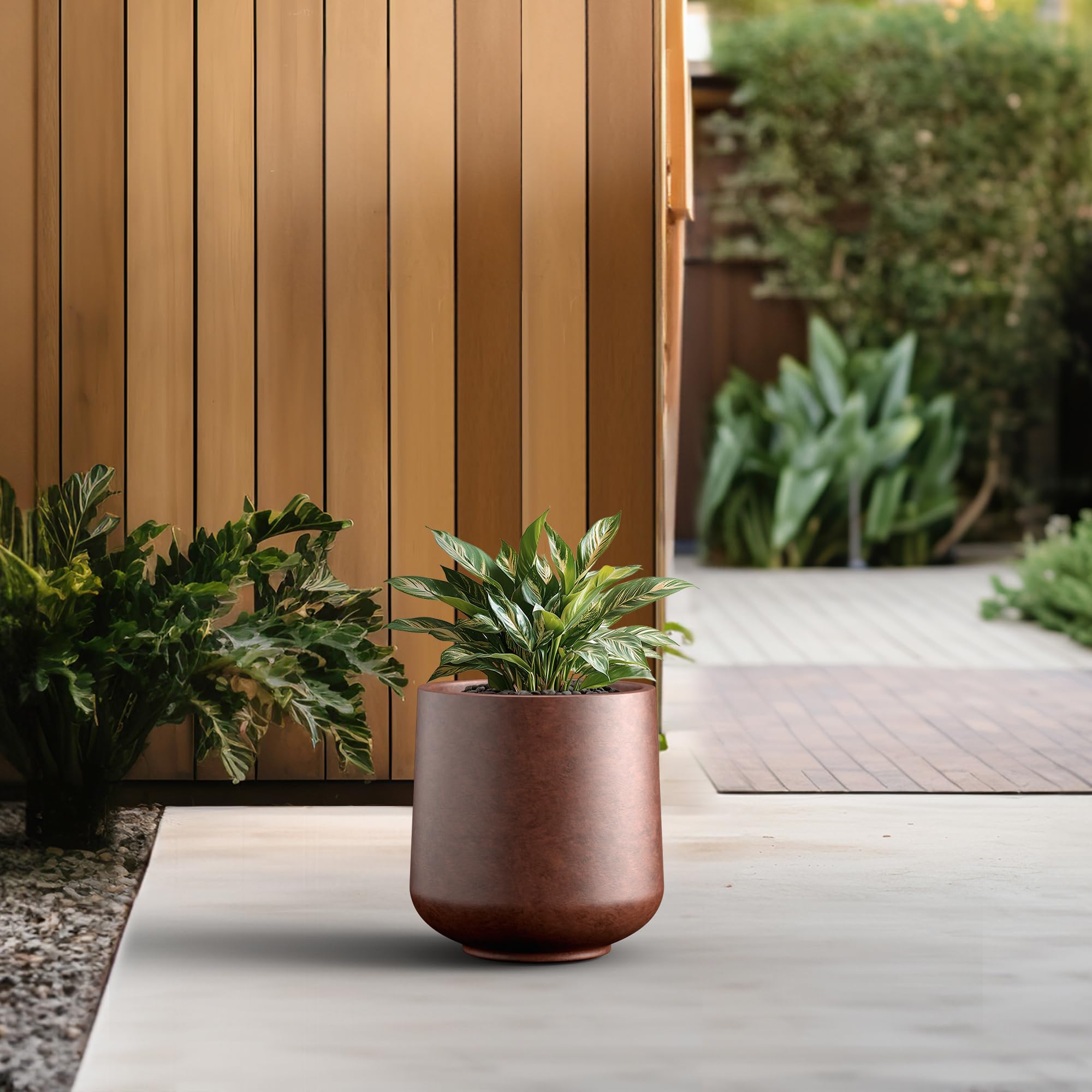 Kante maceta en salón con planta interior y protección contra goteo