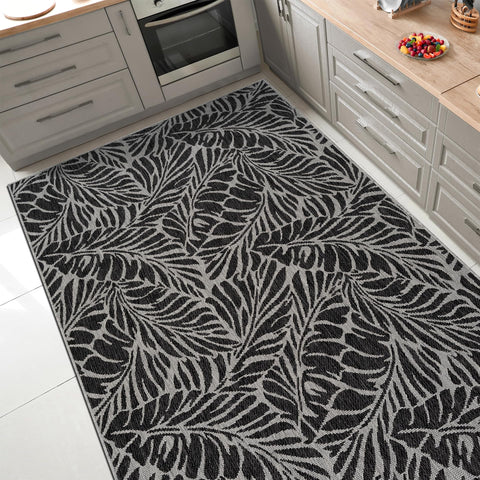 Keen Home Design alfombra colocada en un patio mostrando resistencia y estilo