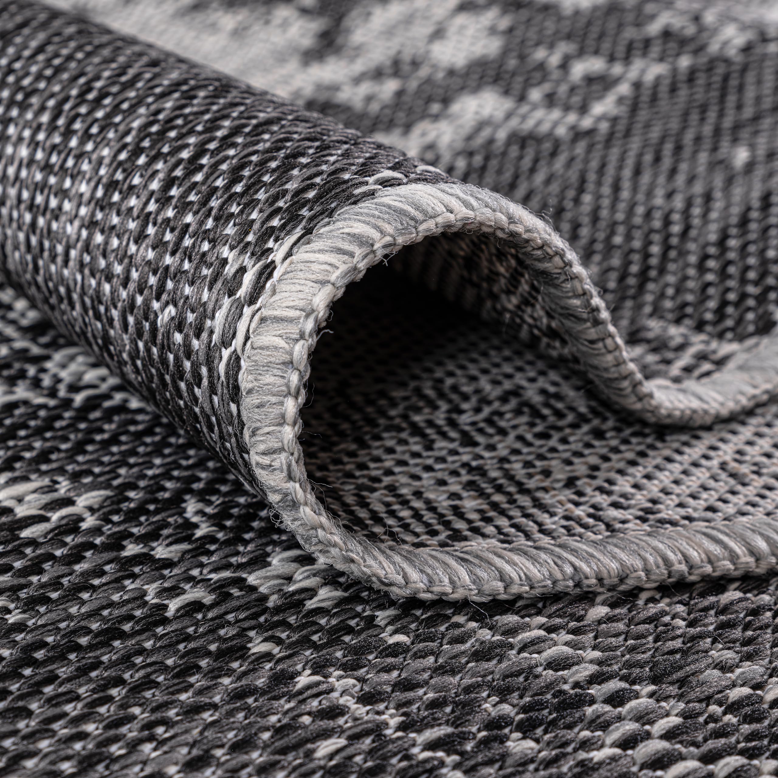 Keen Home Design alfombra en deck con mobiliario mostrando ambiente acogedor