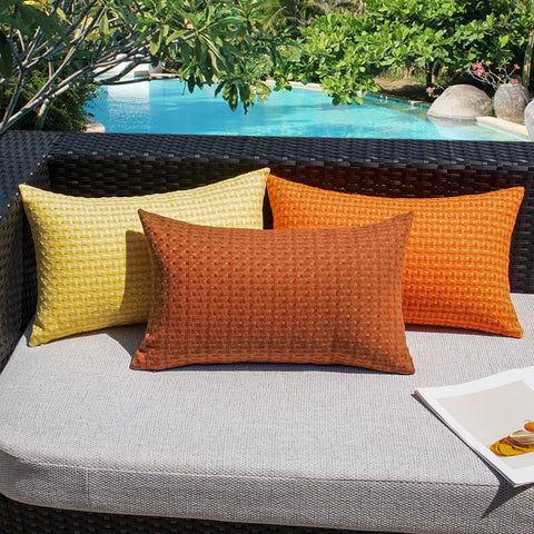 Kevin Textile ambiente de terraza con cojines, añade calidez y resistencia al exterior