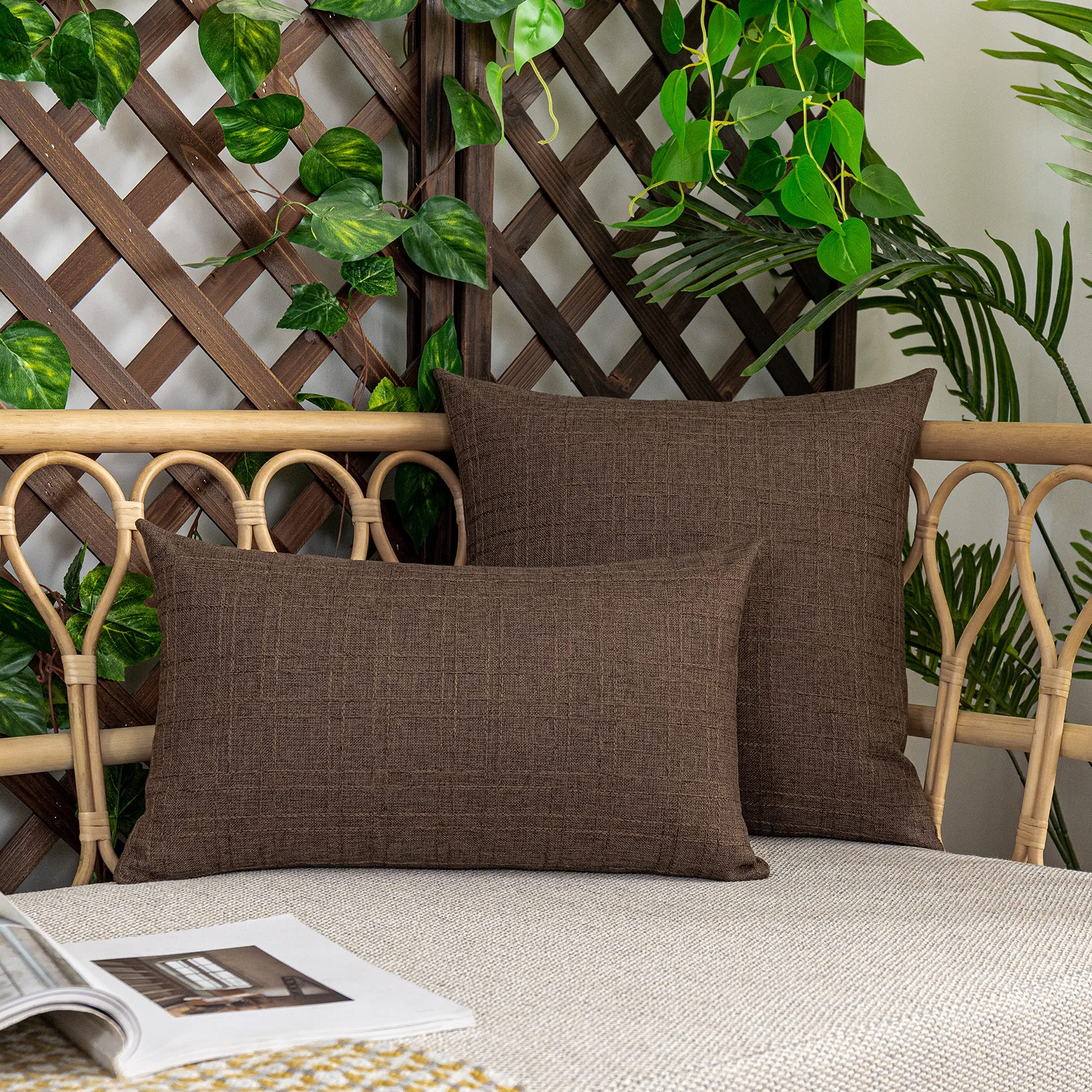 Kevin Textile cojines en terraza como decoración funcional y elegante