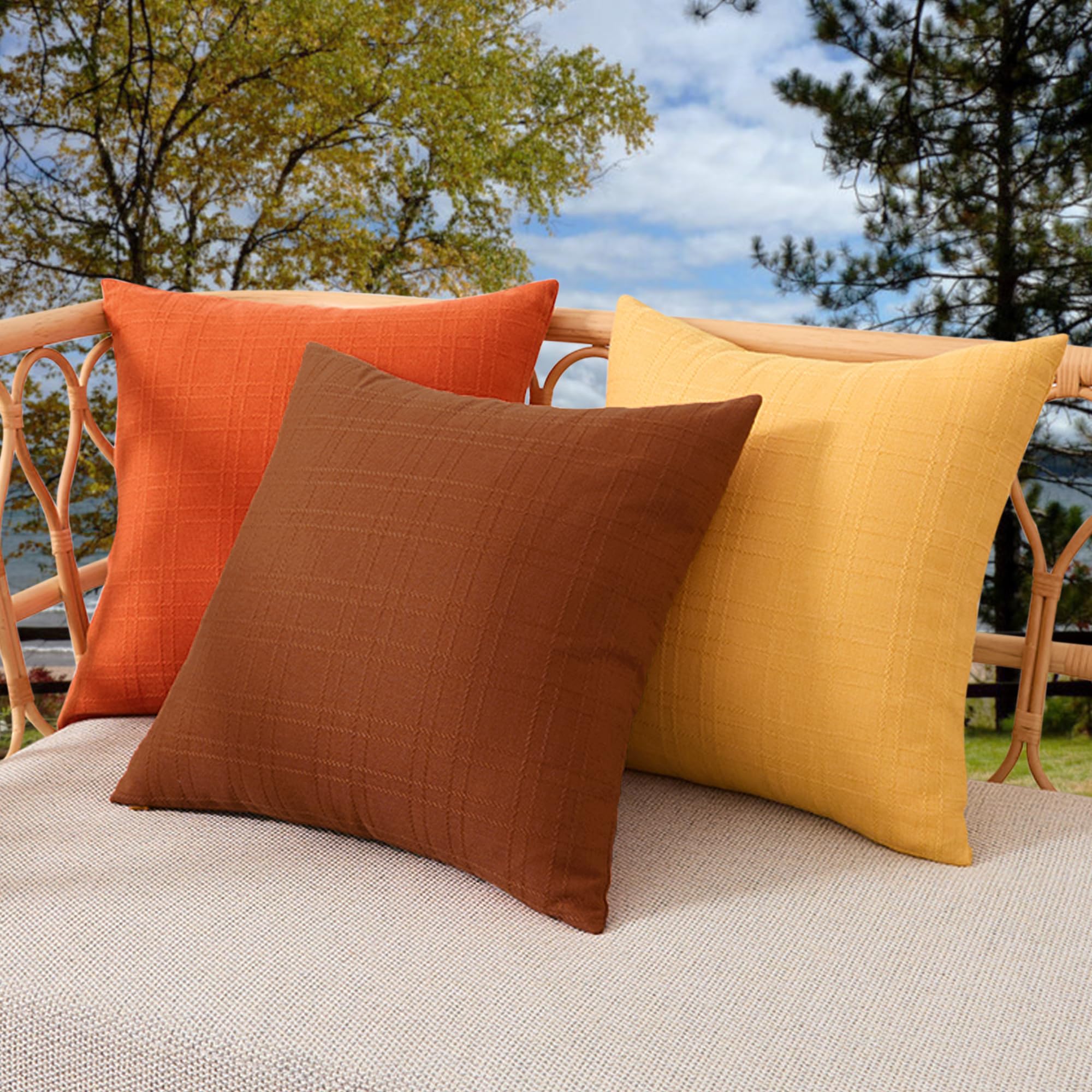 K KEVIN TEXTILE combinación decorativa en terraza que añade un toque naranja