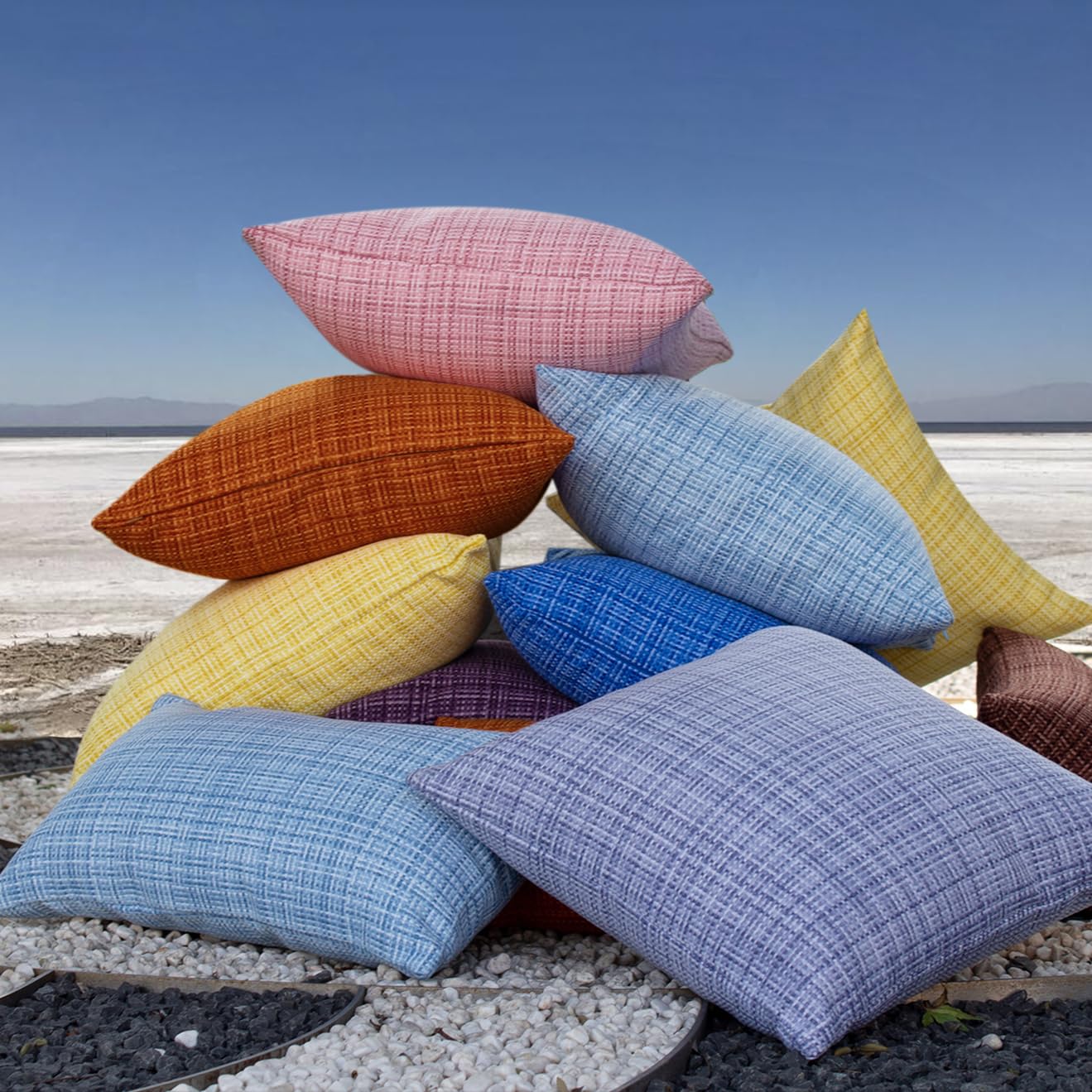 Kevin Textile cojines en terraza decorada mostrando color y confort