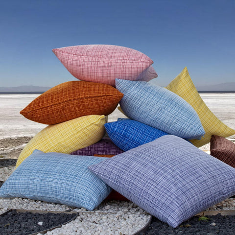 Kevin Textile cojines en terraza decorada mostrando color y confort
