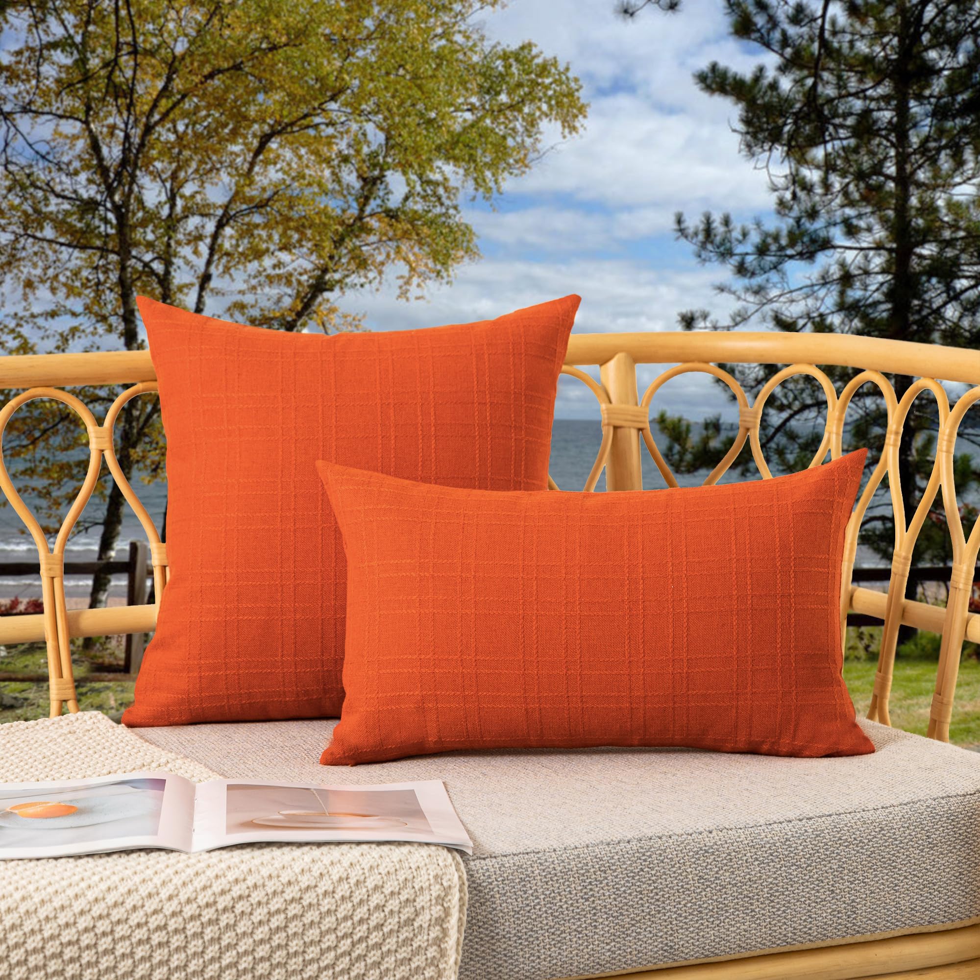 K KEVIN TEXTILE funda naranja colocada en sillón exterior aportando estilo
