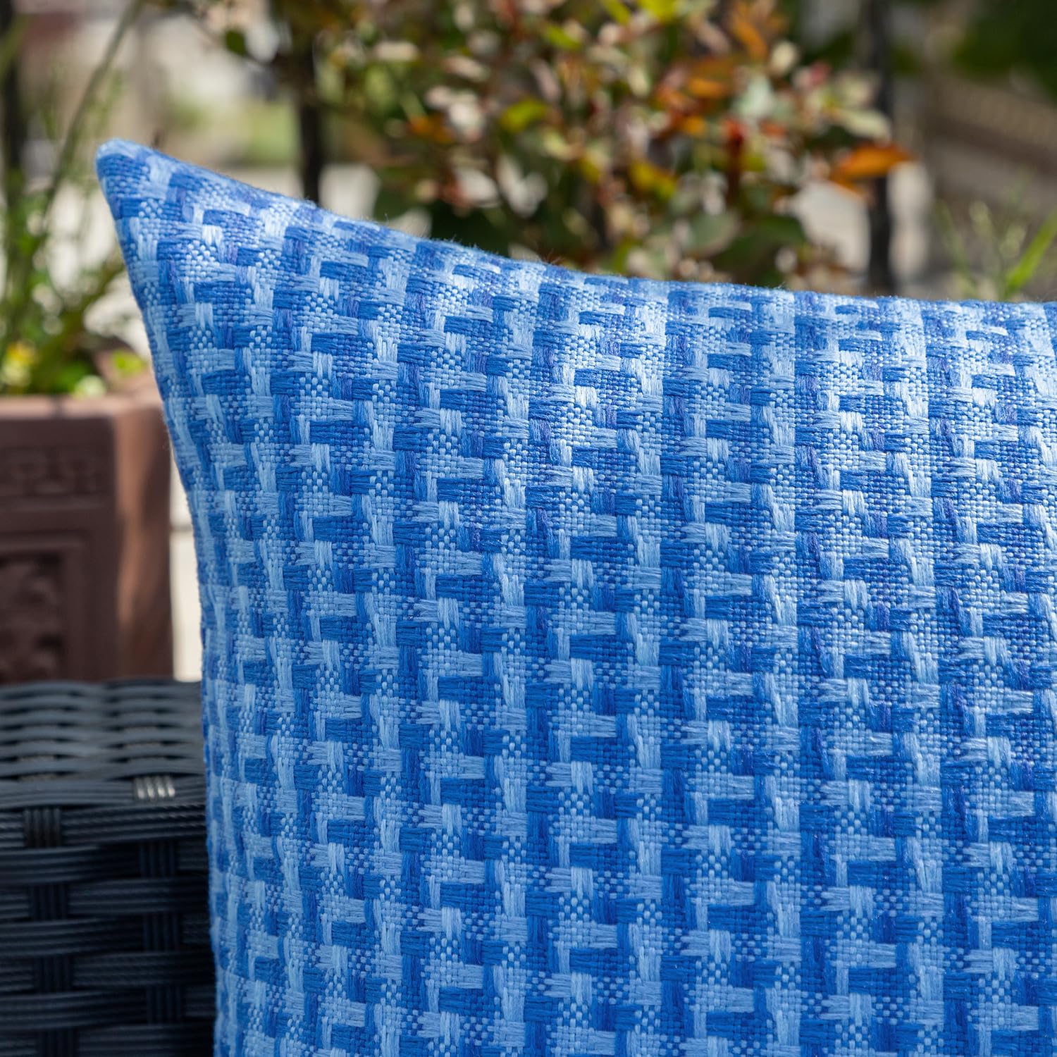 Kevin Textile funda en sofá exterior mostrando resistencia climática